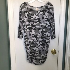 Retreat by Rhonda Shear Top Sz L Gray White Camo Soft w ruched sides Soft knit